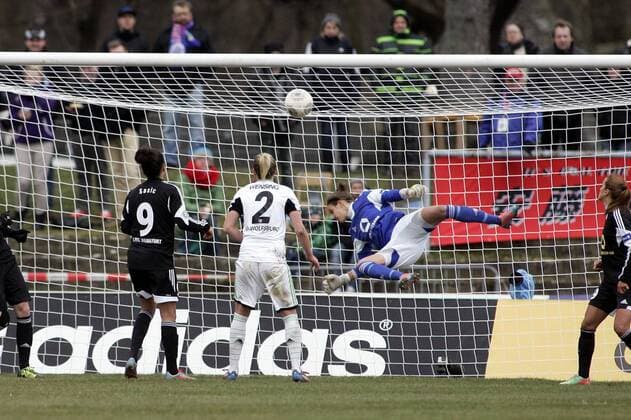 1 FFC Frankfurt - VFL Wolfsburg, Stadion am Brentanobad, 22.02.2014, Saison 2013 2014: Torchance Wolfsburg, Torfrau Desiree Schumann (Frankfurt) fliegt vergebens