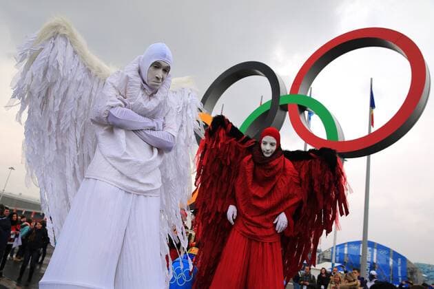 ITAR-TASS: SOCHI, RUSSIA. FEBRUARY 22, 2014. Sports fans wear fancy costume in the Coastal Olympic Village during the 22nd Winter Olympic Games in Sochi.  Aufmacher premiumd kurios RE13A9D3