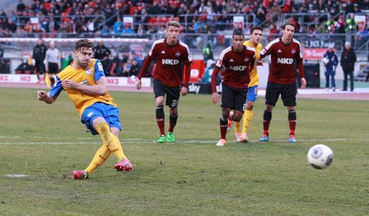 22.02.2014 - Fussball - Saison 2013 2014 - 1. Fussball - Bundesliga - 22. Spieltag: 1. FC Nürnberg Nürnberg FCN - BTSV Eintracht Braunschweig - DaMa - Ermin Bicakcic (3, Eintracht Braunschweig ) verschießt gg Raphael Schäfer Schaefer (1, 1.FC Nürnberg FCN ) Elfmeter