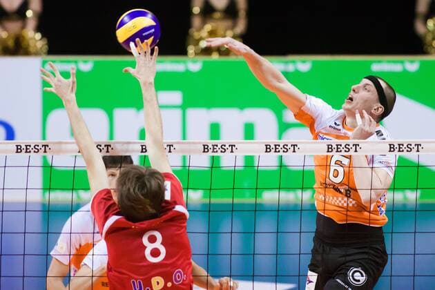 Berlin, Deutschland, 22.02.2014: Volleyball DVL Bundesliga 2013 2014 - Berlin Recycling Volleys - TV Rottenburg. Felix Fischer (Berlin 6) gegen den Block aus Felix Isaak (Rottenburg 8)