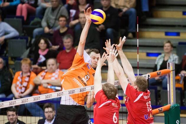 Berlin, Deutschland, 22.02.2014: Volleyball DVL Bundesliga 2013 2014 - Berlin Recycling Volleys - TV Rottenburg. Robert Kromm (Berlin 3) gegen den Block aus Friedrich Nagel (Rottenburg 6) und Markus Pielmeier (Rottenburg 13)