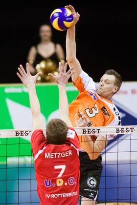 Berlin, Deutschland, 22.02.2014: Volleyball DVL Bundesliga 2013 2014 - Berlin Recycling Volleys - TV Rottenburg. Robert Kromm (Berlin 3) gegen den Block aus Sven Metzger (Rottenburg 7)