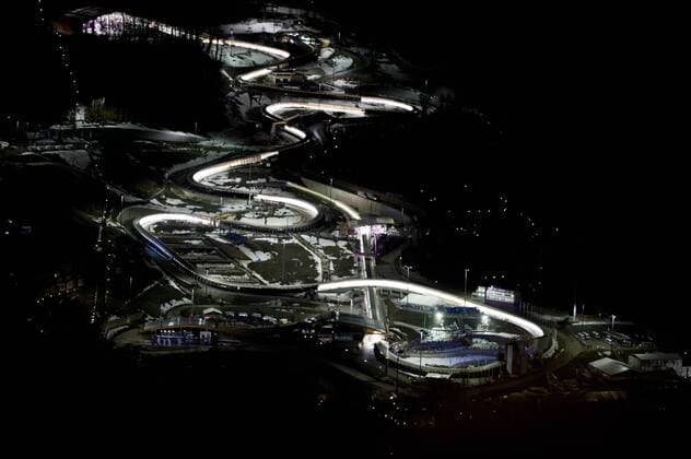 Übersicht über die Bob- und Rodelbahn bei Nacht, Bob, Viererbob, der Maenner, Bobsleigh, Sanki Sliding Center am 22.02.2014 XXII. Olympische Winterspiele 2014, vom 07.02. - 23.02.2014 in Sotschi Russland.