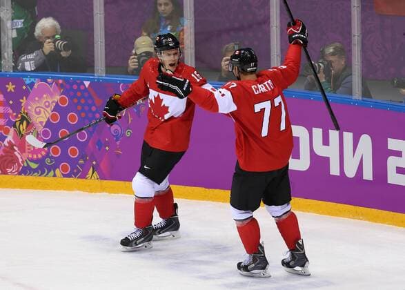 OLYMPIA - Olympische Spiele 2014, CAN vs SWE SOTSCHI,RUSSLAND,23.FEB.14 - DIVERS, OLYMPIA, EISHOCKEY - Olympische Winterspiele Sotschi 2014, Länderspiel der Herren, Finale, Kanada vs Schweden. Bild zeigt den Jubel von Jonathan Toews und Jeff Carter (CAN). 