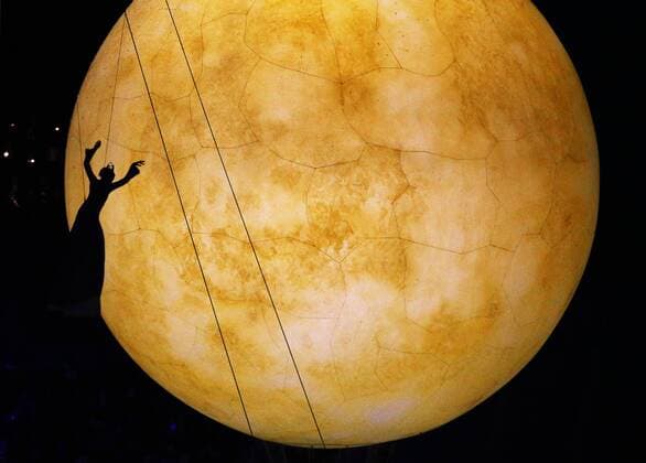ITAR-TASS: SOCHI, RUSSIA. FEBRUARY 23, 2014. Performers act out scenes from Marc Chagall s paintings during the closing ceremony of the Sochi 2014 Olympic Games at the Fisht Olympic Stadium.  premiumd Aufmacher RE13AD3A