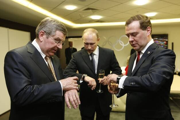 ITAR-TASS: SOCHI, RUSSIA. FEBRUARY 23, 2014. International Olympic Committee president Thomas Bach, Russia s president Vladimir Putin, and prime minister Dmitry Medvedev (L-R) look at their watches before the closing ceremony of the 22nd Winter Olympic Games.  Aufmacher premiumd kurios Komik RE13AD2A