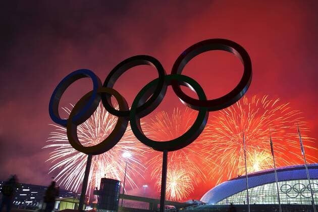Sochi 2014 - HIER das Abschluss-Feuerwerk im Olympiapark rechts der dekorative Bolshoy Ice Dome