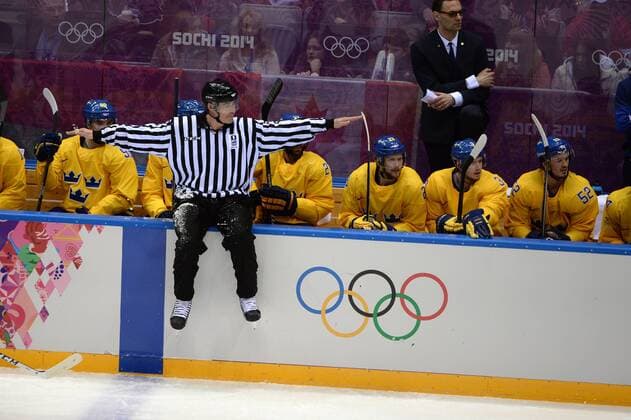 Ein Schiedsrichter sitzt auf der Bande vor der schwedischen Bank, gibt Anweisungen, Geste, Gestik; Schweden (SWE)-Kanada (CAN) 0-3. Eishockey Finale der Männer,Bolshoy Ice Dome,Gold medal match. XXII. Olympische Winterspiele 2014, vom 07.02. - 23.02.2014 in Sotschi Russland.
