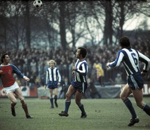 Spielszene, Georg Kottan (05) links und Erwin Kostedde (Hertha) auf der Suche nach dem Ball, Fussball, Bundesliga, 1975 1976, FC Bayer 05 Uerdingen gegen Hertha BSC Berlin 1:1 Fussball, Bundesliga, 1975 1976, Grotenburg-Stadion, FC Bayer 05 Uerdingen gegen Hertha BSC Berlin 1:1, Spielszene, Georg Kottan (05) links und Erwin Kostedde (Hertha) auf der Suche nach dem Ball, football, Bundesliga, 1975 1976, Grotenburg Stadium, FC Bayer 05 Uerdingen versus Hertha BSC Berlin 1:1, scene of the match, Georg Kottan (05) left and Erwin Kostedde (Hertha) seeking for the ball