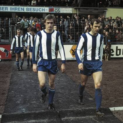 Rückkehr zur 2. Halbzeit, vorn v.l.n.r. Hans Weiner (Hertha), Erwin Hermandung (Hertha), Fussball, Bundesliga, 1975 1976, FC Bayer 05 Uerdingen gegen Hertha BSC Berlin 1:1 Fussball, Bundesliga, 1975 1976, Grotenburg-Stadion, FC Bayer 05 Uerdingen gegen Hertha BSC Berlin 1:1, Rückkehr zur 2. Halbzeit, vorn v.l.n.r. Hans Weiner (Hertha), Erwin Hermandung (Hertha), football, Bundesliga, 1975 1976, Grotenburg Stadium, FC Bayer 05 Uerdingen versus Hertha BSC Berlin 1:1, return to the second half, ahead f.l.t.r. Hans Weiner (Hertha), Erwin Hermandung (Hertha)