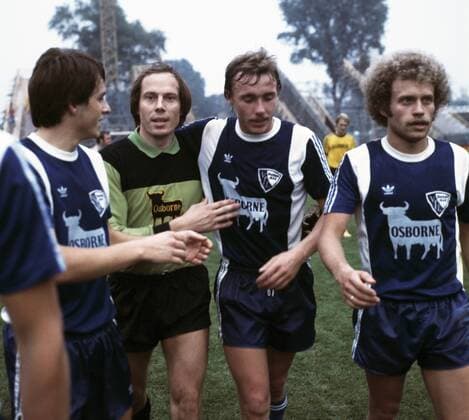Spielende, Abgang, v.l.n.r. Matthias Herget (VfL), Torwart Werner Scholz (VfL), Josef Kaczor (VfL), Michael Eggert (VfL), Fussball, Bundesliga, 1976 1977, VfL Bochum gegen Borussia Dortmund 2:1 Fussball, Bundesliga, 1976 1977, Stadion an der Castroper Strasse, VfL Bochum gegen Borussia Dortmund 2:1, Spielende, Abgang, v.l.n.r. Matthias Herget (VfL), Torwart Werner Scholz (VfL), Josef Kaczor (VfL), Michael Eggert (VfL), football, Bundesliga, 1976 1977, Stadium an der Castroper Strasse, VfL Bochum versus Borussia Dortmund 2:1, end of the game, leaving, f.l.t.r. Matthias Herget (VfL), keeper Werner Scholz (VfL), Josef Kaczor (VfL), Michael Eggert (VfL)