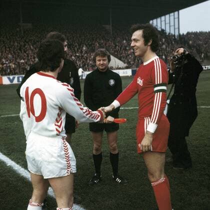 Begruessung der Spielführer Dieter Bast (RWE) links und Franz Beckenbauer (FCB), dahinter Schiedsrichter Hermann Schroeder und Assistenten, Fussball, Bundesliga, 1976 1977, Rot-Weiss Essen gegen FC Bayern München 1:4 Fussball, Bundesliga, 1976 1977, Georg-Melches-Stadion, Rot-Weiss Essen gegen FC Bayern München 1:4, Begruessung der Spielführer Dieter Bast (RWE) links und Franz Beckenbauer (FCB), dahinter Schiedsrichter Hermann Schroeder und Assistenten, football, Bundesliga, 1976 1977, Georg Melches Stadium, Rot Weiss Essen versus FC Bayern Munich 1:4, welcome, team leaders Dieter Bast (RWE) left and Franz Beckenbauer (FCB), behind referee Hermann Schroeder and assistants