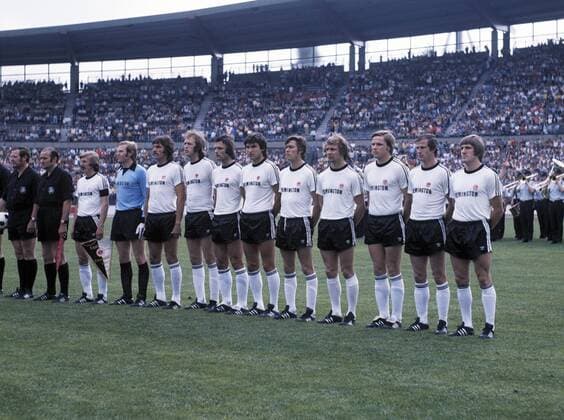 Mannschaftsfoto Frankfurt, v.l.n.r. Grabowski, Torwart Wienold, Lorenz, Trinklein, Körbel, Beverungen, Weidle, Hölzenbein, Reichel, Neuberger, Nickel, Fussball, DFB-Pokal, 1974 1975, Endspiel, Eintracht Frankfurt gegen MSV Duisburg 1:0 Fussball, DFB-Pokal, 1974 1975, Endspiel, Niedersachsenstadion in Hannover, Eintracht Frankfurt gegen MSV Duisburg 1:0, Mannschaftsfoto Frankfurt, v.l.n.r. Jürgen Grabowski, Torwart Günter Wienold, Bernd Lorenz, Gert Trinklein, Charly Körbel, Klaus Beverungen, Roland Weidle, Bernd Hölzenbein, Peter Reichel, Willi Neuberger, Bernd Nickel, football, DFB Cup, 1974 1975, final, Niedersachsen Stadium in Hannover, Eintracht Frankfurt versus MSV Duisburg 1:0, team shot Frankfurt, f.l.t.r. Jürgen Grabowski, keeper Günter Wienold, Bernd Lorenz, Gert Trinklein, Charly Körbel, Klaus Beverungen, Roland Weidle, Bernd Hölzenbein, Peter Reichel, Willi Neuberger,