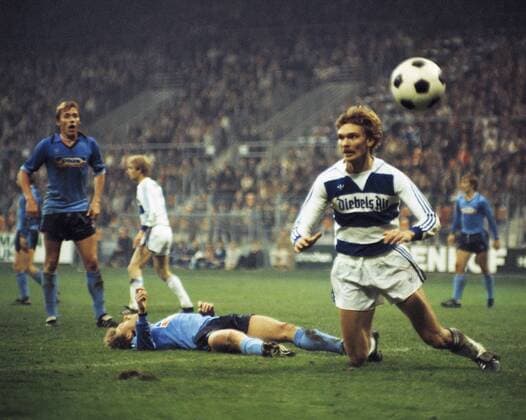 Spielszene, Paul Steiner (MSV) rechts, Josef Kaczor (VfL) links, Fussball, Bundesliga, 1979 1980, VfL Bochum gegen MSV Duisburg 3:0 Fussball, Bundesliga, 1979 1980, Ruhrstadion, VfL Bochum gegen MSV Duisburg 3:0, Spielszene, Paul Steiner (MSV) rechts, Josef Kaczor (VfL) links, football, Bundesliga, 1979 1980, Ruhr Stadium, VfL Bochum versus MSV Duisburg 3:0, scene of the match, Paul Steiner (MSV) right, Josef Kaczor (VfL) left