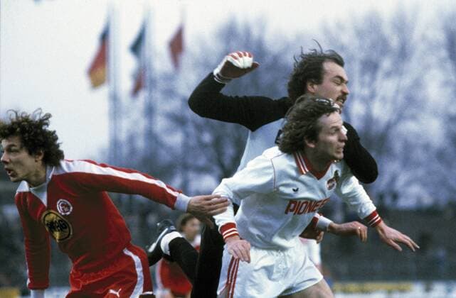 Spielszene, Luftkampf, v.l.n.r. Josef Weikl (Fortuna), Torwart Jörg Daniel (Fortuna), Rene Botteron (FC), Fussball, Bundesliga, 1980 1981, Fortuna Düsseldorf gegen 1. FC Köln 0:0 Fussball, Bundesliga, 1980 1981, Rheinstadion, Fortuna Düsseldorf gegen 1. FC Köln 0:0, Spielszene, Luftkampf, v.l.n.r. Josef Weikl (Fortuna), Torwart Jörg Daniel (Fortuna), Rene Botteron (FC), football, Bundesliga, 1980 1981, Rhine Stadium, Fortuna Düsseldorf versus 1. FC Cologne 0:0, scene of the match, aerial duel, f.l.t.r. Josef Weikl (Fortuna), keeper Jörg Daniel (Fortuna), Rene Botteron (FC)