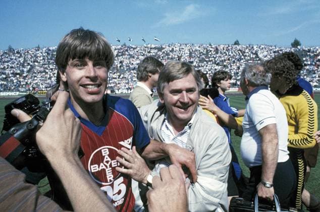 Bayer Jubel nach dem Bundesligaaufstieg, Norbert Brinkmann, Fussball, 1. und 2. Bundesliga 1982 1983, Relegation zur Bundesliga 1983 1984, Rueckspiel, Schalke 04 vs Bayer Uerdingen 1:1 Fussball, 1. Bundesliga, 2. Bundesliga, 1982 1983, Relegationsspiel zur Bundesliga 1983 1984, Rueckspiel, Parkstadion, FC Schalke 04 gegen FC Bayer 05 Uerdingen 1:1, Bayer Jubel nach dem Bundesligaaufstieg, Norbert Brinkmann, football, 1. Bundesliga, 2. Bundesliga, 1982 1983, relegation match to Bundesliga 1983 1984, return leg, Park Stadium, FC Schalke 04 versus FC Bayer 05 Uerdingen 1:1, Uerdingen rejoicing at the Bundesliga promotion, Norbert Brinkmann