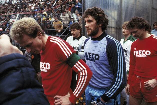 Einlauf, v.l. Spielführer Karl-Heinz Rummenigge (FCB), Torwart Ulrich Sude (MG), Torwart Jean-Marie Pfaff (FCB), Kai-Erik Herlovsen (MG), Bertram Beierlorzer (FCB), Fussball, Bundesliga, 1983 1984, Borussia Mönchengladbach gegen FC Bayern München 3:0 Fussball, Bundesliga, 1983 1984, Stadion am Bökelberg, Borussia Mönchengladbach gegen FC Bayern München 3:0, Einlauf der Mannschaften, v.l.n.r. Spielführer Karl-Heinz Rummenigge (FCB), Torwart Ulrich Sude (MG), Torwart Jean-Marie Pfaff (FCB), Kai-Erik Herlovsen (MG), Bertram Beierlorzer (FCB), football, Bundesliga, 1983 1984, Stadium am Bökelberg, Borussia Mönchengladbach versus FC Bayern Munich 3:0, running-in of the teams, f.l.t.r. team leader Karl-Heinz Rummenigge (FCB), keeper Ulrich Sude (MG), keeper Jean-Marie Pfaff (FCB), Kai-Erik Herlovsen (MG), Bertram Beierlorzer (FCB)