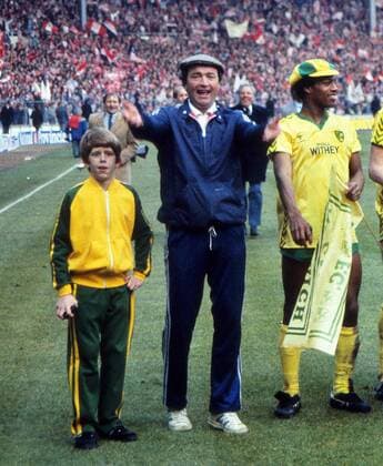 Football - 1985 Milk League Cup Final - Norwich City 1 Sunderland 0 Assistant manger Mel Machin celebrates with Louie Donowa, with Mick Channon s son, left, at Wembley. 24 03 1985 