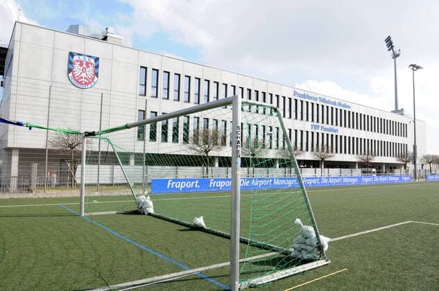 Fußball, Stadiongeschichte FSV Frankfurt 27.02.2014 Frankfurt am Main, Bornheimer Hang, Belastungstest zur Sicherheit mobiler Fußballtore zum Schutz jugendlicher Fussballer Die Tore wurden für den Test mit 30 kg schweren Sandsäcken beschwert, im Hintergrund das FSV Frankfurt Stadion - Frankfurter Volksbank Stadion