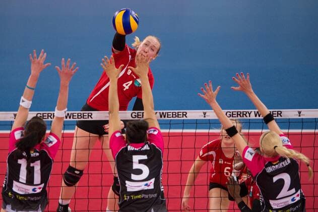 02.03.2014, Gerry-Weber-Stadion, Halle Westfalen Volleyball, DVV-Pokal Finale, Rote Raben Vilsbiburg vs. VolleyStars Thüringen Thüringen Angriff Michelle Bartsch ( 4 Vilsbiburg), Block Dreierblock Claudia Steger ( 11 VolleyStars Thüringen Thüringen), Bianca Rowland ( 5 VolleyStars Thüringen Thüringen), Mareike Hindriksen ( 2 VolleyStars Thüringen Thüringen)
