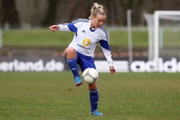 Fussball, 2. Frauen-Bundesliga Süd, 1. FFC Frankfurt II - ETSV Würzburg, v.li.: Larissa Gördel (1. FFC Frankfurt II), Freisteller, Einzelbild, Aktion. xfsx