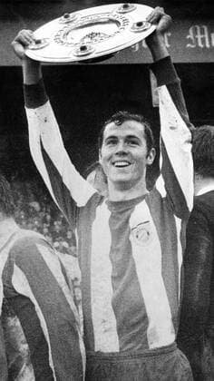 Fußball, FC Bayern München, Deutscher Meister 1969 Franz Beckenbauer präsentiert die Meisterschale, der FC Bayern München ist deutscher Meister 1968 1969