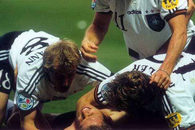 Fußball, EM Finale 1996 in London, Deutschland - Tschechien 2:1 n.V. Deutschland ist Europameister - v.li.: Jürgen Klinsmann, Oliver Bierhoff, Thomas Häßler und Stefan Kuntz (o.) bejubeln den Titel