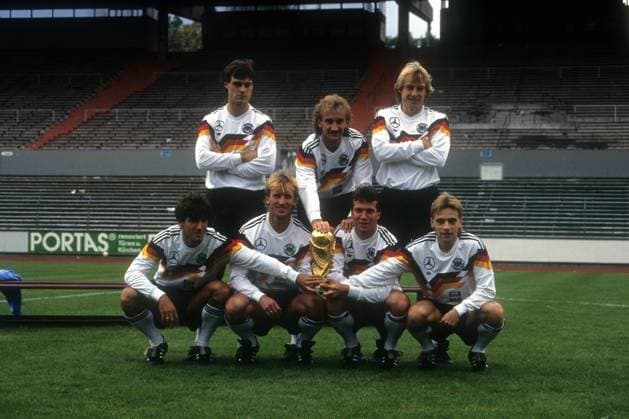 Deutsche Nationalspieler präsentieren den WM-Pokal, hi.v.li.: Thomas Berthold, Rudi Völler, Jürgen Klinsmann; vo.v.li.: Karl-Heinz Riedle, Andreas Brehme, Lothar Matthäus, Thomas Häßler