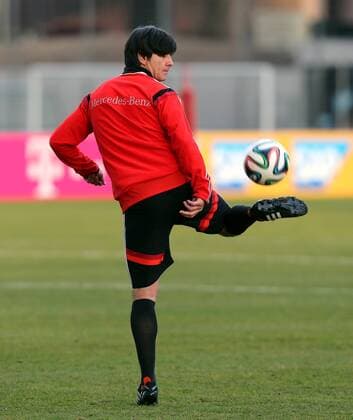 Stuttgart Fußball Nationalmannschaft Deutschland Training, Trainer Joachim Löw jongliert mit dem Ball