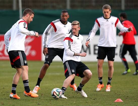 Stuttgart Fußball Nationalmannschaft Deutschland Training, v.l. Shkodran Mustafi, Jerome Boateng, Andre Hahn, Matthias Ginter