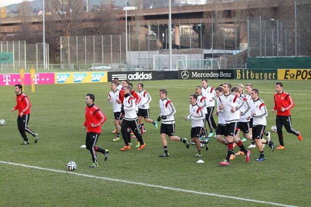 die Mannschaft macht sich warm, Aktion Action Training vor dem Spiel gegen Chile, Nationalmannschaft, Fussball, 03.03.2014, EP_ANS