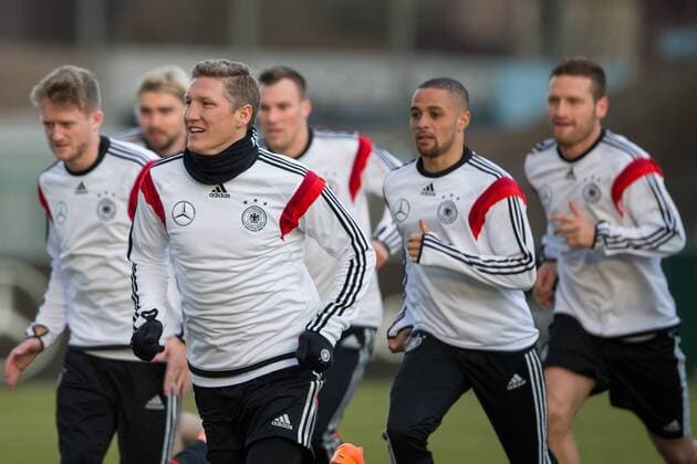 Bastian Schweinsteiger macht sich mit den Mannschaftskollegen warm, Aktion Action Training vor dem Spiel gegen Chile, Nationalmannschaft, Fussball, 03.03.2014, EP_ANS