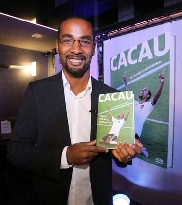 Stuttgart Fußball VfB Stuttgart Cacau stellt sein Buch Immer den Blick nach oben vor