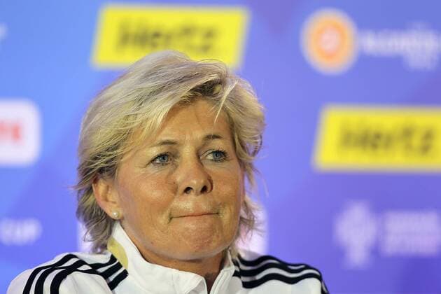 Fussball, Algarve Cup 2014, Pressekonferenz, v.li.: Bundestrainerin Silvia Neid (Frauen-Nationalmannschaft DFB) schaut skeptisch nach oben Einzelbild Portrait xmrx