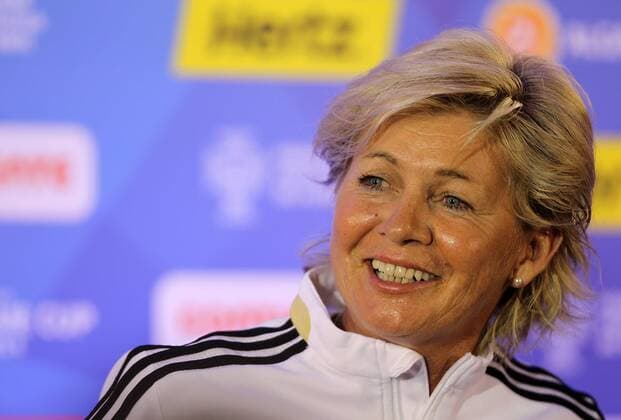 Fussball, Algarve Cup 2014, Pressekonferenz, v.li.: Bundestrainerin Silvia Neid (Frauen-Nationalmannschaft DFB) lacht, Lächeln, Freude Einzelbild Portrait xmrx