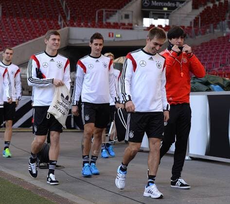 Fussball International 04.03.2014 Training der deutschen Nationalmannschaft in Stuttgart Auf dem Weg zum Abschlusstraining; Toni Kroos, Miroslav Klose, Philipp Lahm und Trainer Joachim Löw (v.li.) 