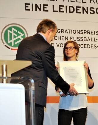 Der 1. FSV Mainz 05 erhielt den Sonderpreis für seine herausragende Integrationsarbeit, Stefanie REUTER nimmt die Urkunde aus den Händen von DFB-Präsident Wolfgang NIERSBACH entgegen. Deutschland, Stuttgart: Fussball, DFB : Integrationspreis des Deutschen Fussball-Bundes und Mercedes-Benz am 04.03.2014, Mercedes-Benz Museum.