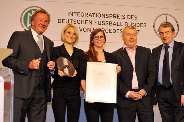 Der 1. FSV Mainz 05 erhielt den Sonderpreis für seine herausragende Integrationsarbeit, (v.l.) Harald STRUTZ (Präsident 1. FSV Mainz 05), Kathrin BARTH, Stefanie REUTER, Day Heydecken, DFB-Präsident Wolfgang NIERSBACH. Deutschland, Stuttgart: Fussball, DFB : Integrationspreis des Deutschen Fussball-Bundes und Mercedes-Benz am 04.03.2014, Mercedes-Benz Museum.