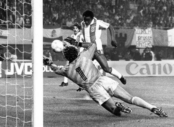 Finale Europapokal der Landesmeister 1987: Juary Filho (FC Porto) erzielt gegen Torwart Jean Marie Pfaff (FC Bayern München) das Tor zur 2:1 Führung