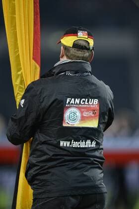Fahnenträger mit Logo Fanclub Nationalmannschaft www.fandclub.dfb.de Logo DFB Länderspiel Deutschland gegen Chile Fußball Herren GER vs CHI Auswärtstrikot Auswärtstrikots Freundschaftsspiel Saison 2013 2014 Stuttgart Mercedes-Benz Arena 05.03.2014 DFB Länderspiel Deutschland gegen Chile