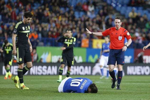 Spain s Javi Martinez and Italy s Daniel Pablo Osvaldo during international friendly match. March 5, 2014.  (20192172)