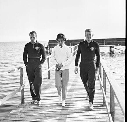 WM in Schweden, Juni 1958, Spaziergang am Bootssteg von Bjärred, Fritz Herkenrath (links) und Karl Heinz Schnellinger in der mitte eine Touristin.