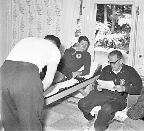 WM in Schweden, Juni 1958, Erich Deuser (l) behandelt Horst Szymaniak, rechts Bundestrainer Sepp Herberger.