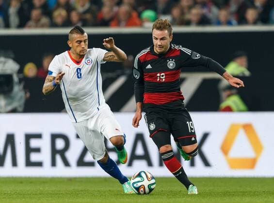 Mario Goetze (Deutschland) im Zweikampf mit Arturo Vidal (Chile), Aktion Action Deutschland vs Chile, Fussball, Nationalmannschaft, 05.03.2014, EP_ANS
