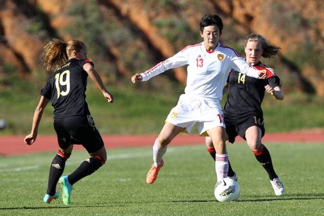 Fussball, Frauen, Algarve Cup 2014, Deutschland - China, v.li.: Fatmire Lira Alushi (Deutschland), Gao Qi (China) im Zweikampf, Duell, duel, tackle mit Tabea Kemme (Deutschland) xfsx