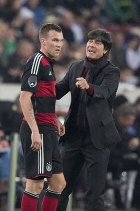 Anweisung von DFB-Bundestrainer Joachim LÖW (LÖW) an Kevin GROSSKREUZ (GROßKREUZ (D, links). Fussball, Deutschland - Chile 1:0, Länderspiel in Freundschaft, am 05.03.2014 in Stuttgart M E R C E D E S B E N Z A R E N A Deutschland.