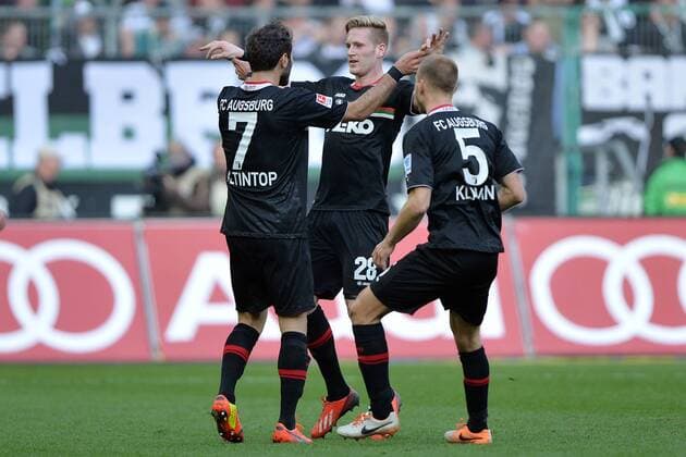 Borussia Mönchengladbach vs. FC Augsburg --- Fussball --- 1.Bundesliga --- 08.03.2014 Augsburg, Torjubel nach dem 1:1, von links: Torschütze Halil Altintop, Andre Hahn, Ragnar Klavan, Freude, Freisteller