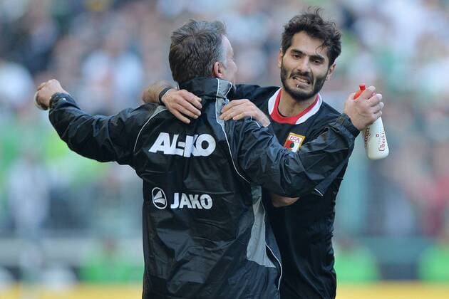Borussia Mönchengladbach vs. FC Augsburg --- Fussball --- 1.Bundesliga --- 08.03.2014 Augsburg, Torjubel nach dem 1:1, von links: Markus Zeyer (Physiotherapeut), Torschütze Halil Altintop, Freude, halbe Figur