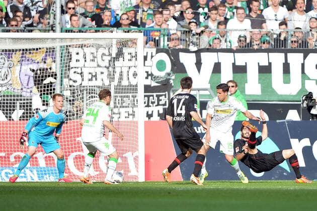 Borussia Mönchengladbach vs. FC Augsburg --- Fussball --- 1.Bundesliga --- 08.03.2014 Tor zum 1:1, von links: Marc-Andre ter Stegen (Mönchengladbach), Tony Jantschke (Mönchengladbach), Jan Moravek (Augsburg), Alvaro Dominguez (Mönchengladbach), Torschütze Halil Altintop (Augsburg), Freisteller, Aktion