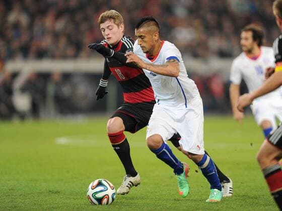 05.03.2014, Fussball Länderspiel 2014, Deutschland - Chile 1-0, Toni Kroos (Deutschland), li., gegen Arturo Vidal (Chile)